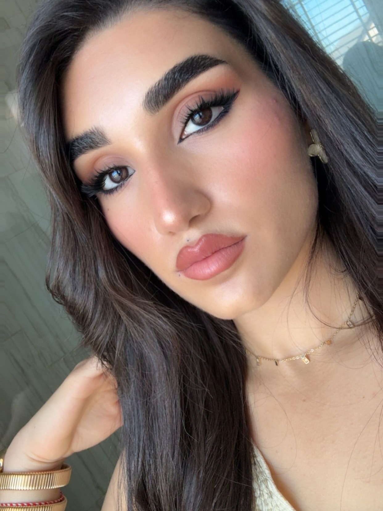 Kocer’s own look: soft pink lips and a smoky winged eye in daylight